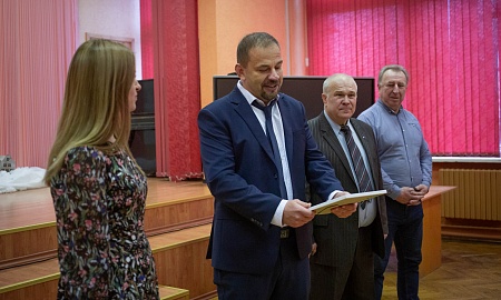 Вручение благодарности директору школы №172 Малиновской Елене Казимировне