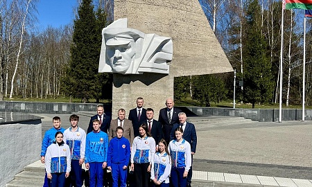 Возложение цветов к памятнику батальона милиции капитана К. Г. Владимирова