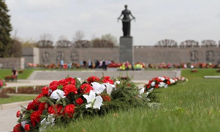 Возложение цветов к памятнику Мать-Родина в г. Санкт-Петербург!